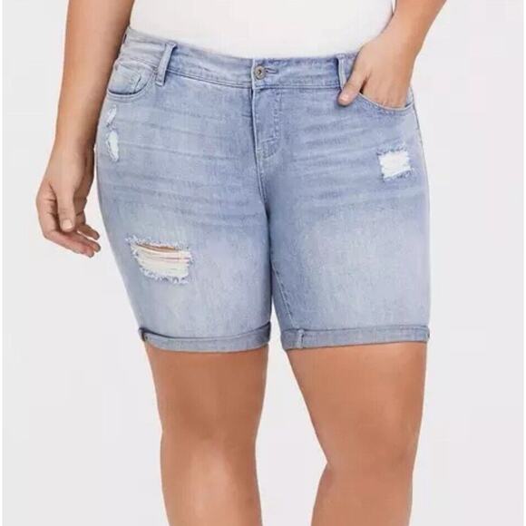 Torrid Classic Skinny Mid Bermuda Denim Short Size 22 Vintage Stretch Light Wash - Picture 1 of 7